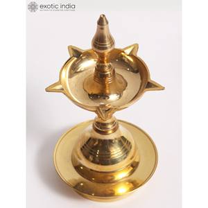 7 pouces fait à la main en laiton Kerala Vilakku Pooja lampe lampes à huile et accessoires fabriqués en Inde - Product Image 2