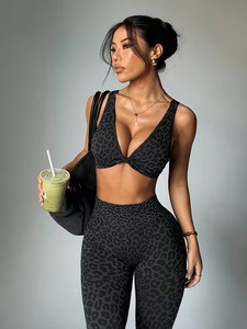 Conjunto de yoga de 2 piezas sin costuras para mujer, estampado de leopardo, sujetador deportivo con diseño cruzado y leggings de cintura alta con efecto fruncido para gimnasio - Product Image 1