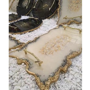 Planche à découper en résine époxy de qualité alimentaire avec poignées métalliques, surface de découpe de cuisine haut de gamme faite à la main - Product Image 2