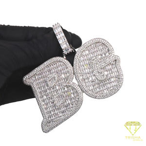Colgante de Diamante Cultivado en Laboratorio de Lujo con el Número 40, Diseño con Números Grandes y Audaces, Detalles de Piedras Brillantes - Product Image 2