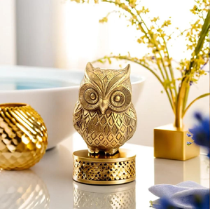 Elegante estatuilla de búho de latón antiguo sobre una base con un patrón intrincado. La decoración Vastu perfecta aporta sabiduría. Disponible a precio de mayorista - Product Image 1