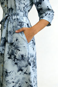 Robe chemise trapèze en satin de polyester à imprimé aquarelle pour femme - Manches 3/4, ceinture à nouer, longueur genou, décontractée, écologique - Product Image 4