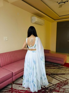 ผ้าจอร์เจตต์เนื้อนุ่มสำหรับชุด RTW ดีไซน์หรูหรา ลายดอกไม้พิมพ์ลายด้วยมือ ความยาวระดับข้อเท้า ชุดเลเฮนกาโชลีแบบกลับด้านได้สำหรับงานแต่งงาน สไตล์อินเดีย - Product Image 3