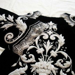 Robe élégante en velours noir avec broderie florale blanche, style vintage, coupe trapèze, mini, manches longues, pour adulte, tenue d'hiver - Product Image 6