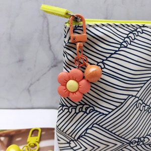 Porte-clés Charmmy adorable en résine plastique motif fleur pastel avec clochette mignonne 6,2 cm, ornement tendance pour filles et femmes - Product Image 6