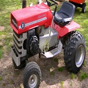 Tondeuse à gazon commerciale Massey Ferguson avec transmission hydrostatique et commandes du conducteur pratiques - Product Image 2