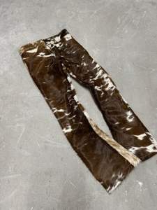 กางเกงหนังวัวแท้เอวสูงทรงปกติสำหรับผู้หญิงไซส์ใหญ่ และเสื้อแจ็คเก็ตหนังมีขนสำหรับผู้ชาย - Product Image 3