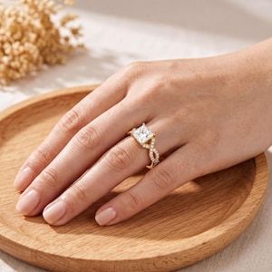 Anillo de compromiso clásico de oro macizo de 10K, 14K, 18K con diamante cultivado en laboratorio de corte princesa de 3 quilates y diamante de corte redondo de 1.10 quilates, certificado por IGI. - Product Image 5