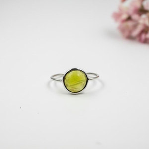 Anillo de Latón con Piedra Verde Cabujón Redonda Vibrante, Anillo Minimalista con Gema Plateada, Joyería de Estilo Vintage para Mujer - Product Image 4