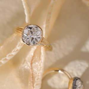 Bague de fiançailles/mariage classique pour femme, style vintage, en or jaune, sertie d'un diamant de laboratoire taille coussin, certifiée IGI - Product Image 2