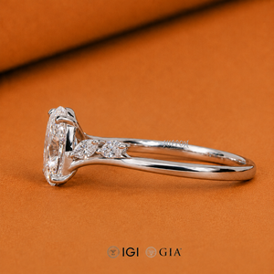 Bague de fiançailles en diamant de laboratoire ovale de 1,00 carat, certifiée IGI, pierres latérales marquise, or blanc ou platine, cadeau fait main - Product Image 3