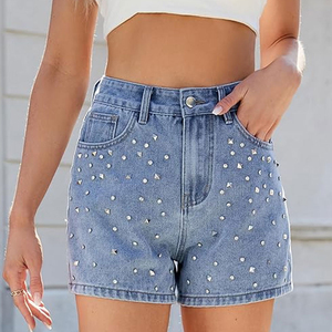 Shorts en jean tendance pour femmes, coupe ample et décontractée, denim bleu délavé, texture usée - Product Image 1