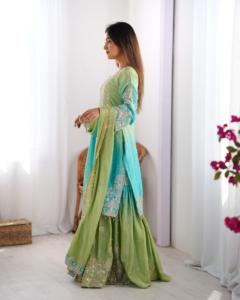 Conjunto de diseñador listo para usar: Top de seda Chinon con trabajo de lentejuelas, moti y bordado Dori, con pantalón Plazzo y Dupatta. - Product Image 2