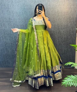 Kurti en Soie et Coton Naryanpet Traditionnel avec Bordures Brodées, Luxe Multicolore, et Dupatta en Tulle – Vêtement Ethnique Décontracté – Prix de Gros - Product Image 4