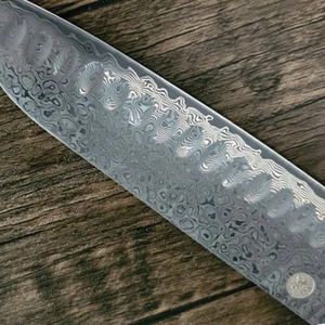 Cuchillo de Chef Santoku de Acero de Damasco Hecho a Mano, Estilo Industrial, Personalizable, de Alta Calidad, Ambidiestro, con Mango de Madera de Resina, Apto para Lavavajillas - Product Image 5