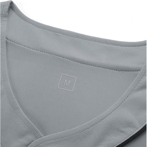 Maillot de baseball gris unisexe pour homme, style sportswear unique, avec manches rétro à fines rayures noires et boutons - Product Image 3