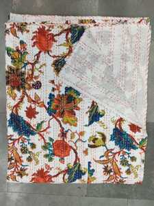 Couvre-lit Kantha en coton doux fait main avec une fine broderie pour une literie élégante à la maison et dans l'hôtellerie - Product Image 1