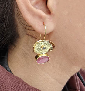 Pendientes de diseñador con textura de ojo de gato rosa, corte ovalado, con dije metálico y pequeños circonitas, chapados en oro de 18k, pendientes colgantes de moda con gancho. - Product Image 4