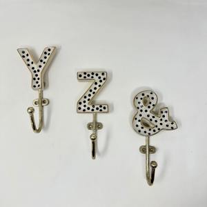 Crochet mural en métal blanc fait main, design alphabet, parfait pour une installation murale facile et une utilisation à long terme, vente en gros depuis l'Inde - Product Image 5