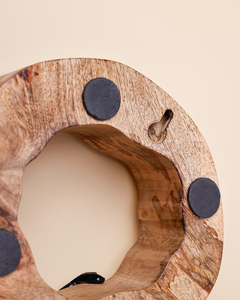 Sculpture murale artisanale en bois de manguier avec figurine abstraite d'homme grimpant, décoration artistique rustique moderne pour la maison - Product Image 6