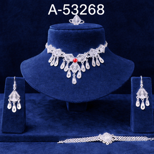 Conjunto de Lujo para Mujer: Collar y Pendientes de Latón con Baño de Oro 24K, Zirconia y Perlas de Imitación, Cadena de Caja, Corte Cojín A-53268 - Product Image 1