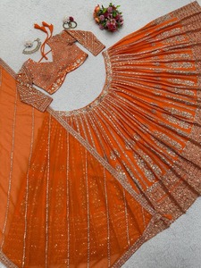 Lehenga Choli indien traditionnel de créateur, orange, brodé, avec travail de sequins et chaînes, en tissu organza doux et lourd, pour mariée et mariage - Product Image 4