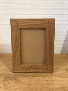 Cadre photo en bois écologique fait main avec impression personnalisée, modèle de table, design rectangulaire vertical - Product Image 5