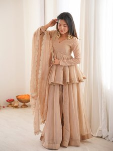 ชุดสัลวาร์ คามีซสีเบจสไตล์ชาติพันธุ์สำหรับผู้หญิง ชุดเสื้อเปปลัมและกางเกงปาลาซโซ่ สำหรับงานแต่งงาน งานปาร์ตี้ และงานอีด - Product Image 1