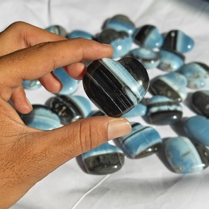 Opale bleue naturelle Owyhee de Cambay Art, petite sculpture en forme de cœur, pierre précieuse polie en gros pour la guérison, la décoration et les cadeaux – Excellente qualité - Product Image 2