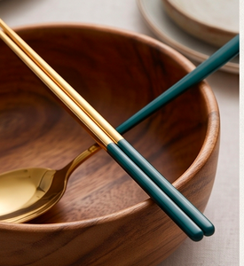 Ensemble de couverts dorés avec manches verts, luxe moderne, cuillère, fourchette, couteau, baguettes, passe au lave-vaisselle, pour la cuisine - Product Image 2