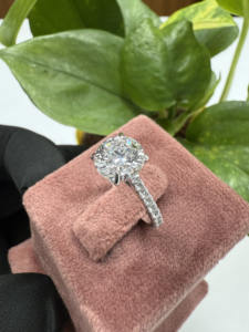 Bague de fiançailles solitaire en or massif 18 carats avec diamant de laboratoire rond brillant de 5 carats, sertie de six griffes, pour femme, luxe et raffinement - Product Image 4