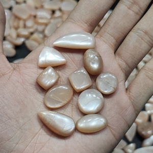 Lote de Cabujones de Piedra Lunar Melocotón Natural, Formas Mixtas, Tamaños Variados, para Fabricación de Joyas - Product Image 3