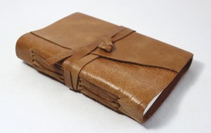 Magnifique journal en cuir véritable fait main, aspect antique, marron clair, avec logo embossé, en cuir de buffle huilé effet froissé, idéal comme cadeau. - Product Image 2