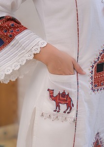 Traje de Mujer Blanco de Algodón Bordado con Dupatta Color Mostaza, Estilo Tradicional, Corte Regular, Largo hasta la Rodilla, Secado Rápido, Multi-estación - Product Image 6