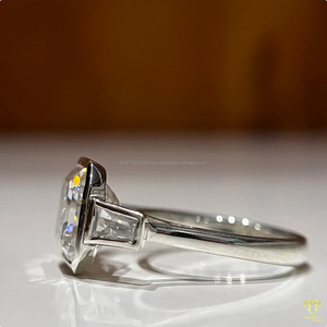 Bague de fiançailles à trois pierres en diamant de laboratoire taille radiant, argent sterling 925, pierres latérales taille baguette, style vintage, certifiée IGI - Product Image 2
