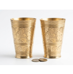 Verres à shot en laiton au design minimaliste attrayant, de forme cylindrique avec motif floral, pour les fêtes. - Product Image 1