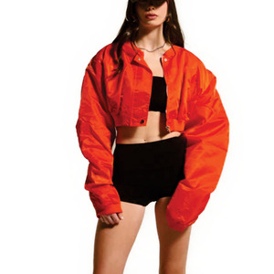 Blouson coupe-vent bomber rouge en nylon personnalisé pour femme, coupe courte et légère, style streetwear élégant avec ourlet côtelé, également disponible pour homme - Product Image 1