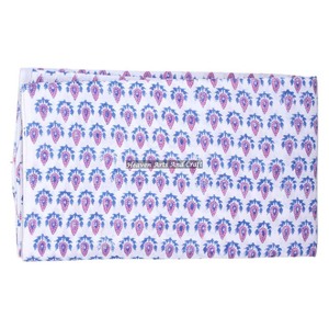 Tissu en coton à imprimé floral et design personnalisé pour les femmes, disponible au prix de gros auprès de créateurs de vêtements indiens - Product Image 1