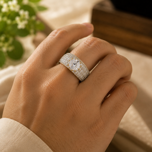 แหวนมอสซาไนต์ทรงกลมประดับเพชรตรงกลาง ชุบทองคำขาว 14K แหวนวันครบรอบสำหรับผู้หญิง ทรงบาแกตต์ ประดับเพชรแบบวงแหวน แหวนหมั้น - Product Image 4