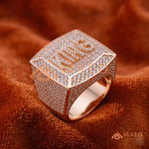 แหวนตัวอักษร KING ประดับเพชรแบบ Iced Out สีโรสโกลด์ |   สายรัดข้อมือแบบแผ่นโลหะทรงสี่เหลี่ยมแบบหนา |   เครื่องประดับฮิปฮอปชุบทองคำชมพู 18K - Product Image 3