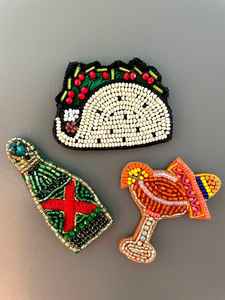 Broche de cuentas hecho a mano de primera calidad, accesorio de moda elegante a precio económico. - Product Image 2