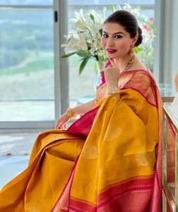 Sari Tradicional KV de Mezcla de Seda Kanjivaram Tejido a Mano (Amarillo) - Product Image 3