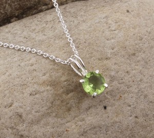 Collier pendentif vintage en péridot naturel, pierre de naissance d'août, en argent sterling 925 plaqué platine, bijou vert olive étincelant - Product Image 2