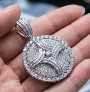 Collier pendentif Hip Hop rond avec médaillon, design pavé de cristaux étincelants, chaîne argentée - Product Image 5