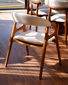 Chaise de salle à manger en bois massif avec accoudoirs, dossier incurvé recouvert de tissu blanc, fauteuil moderne en bois - Product Image 3