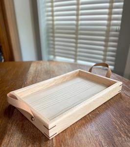 Bandeja de Servir Moderna de Madera Lacada en Color Arce con Asas de Cuero y Detalles en Nogal, Diseño Minimalista para Cocina o Escritorio, Multifuncional - Product Image 5