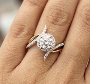 Bague de fiançailles en or 14 carats bicolore avec diamant de laboratoire, design tourbillon et halo, pour mariée - Product Image 4