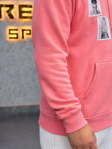 เสื้อฮู้ดดี้ทรงโอเวอร์ไซส์สีชมพูสไตล์สตรีทแวร์ ยี่ห้อ Manufacturer ตกแต่งด้วยลายปักแบบ Distressed ล้างสีแบบ Acid Wash ผลิตจากผ้าฝ้าย 100% พิมพ์ลาย สำหรับผู้ชาย - Product Image 3