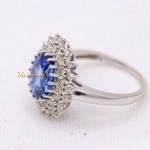 Vente en gros de bague en or blanc massif 14 carats avec saphir bleu ovale naturel et double halo de diamants, Memoria Jewels - Product Image 2