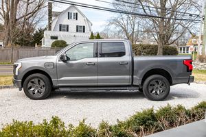 Ford F-150 Lightning Lariat 2022 d'occasion, conduite à droite/à gauche, très demandée - Product Image 3